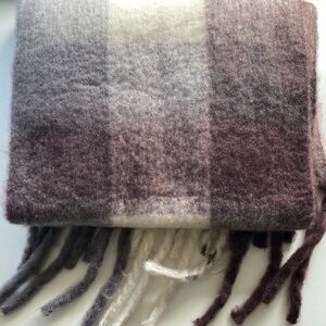 Gray and White Wrap with Subtle Elegance